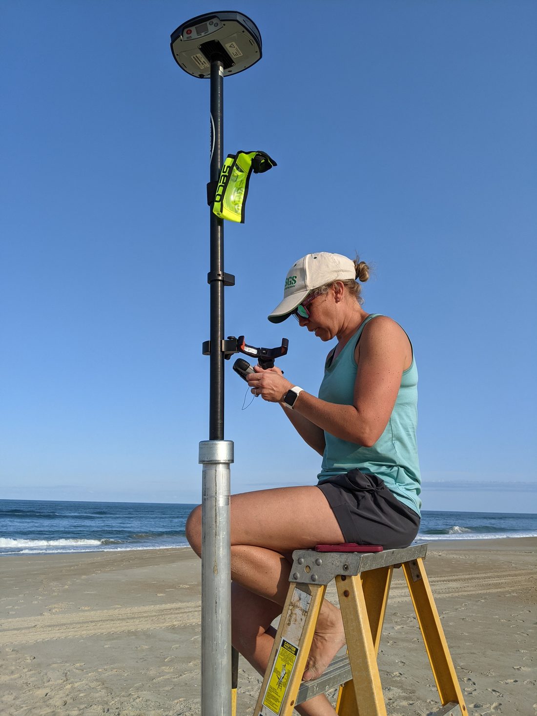 Landmeter neemt met RTK-GPS-apparatuur een meetpunt in het veld in